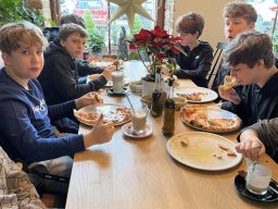 Rok szkolny 2024-2025 - 048 - 7B na ściance wspinaczkowej